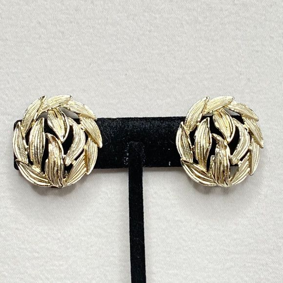 Stud Clip On Earrings Light Gold Tone Layered Leaves - Picture 2 of 7